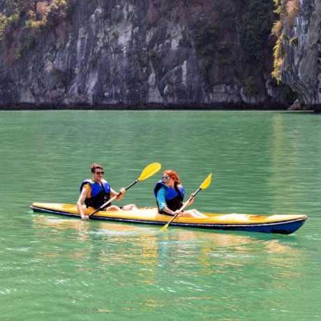 Faites du kayak à travers la beauté de la baie d