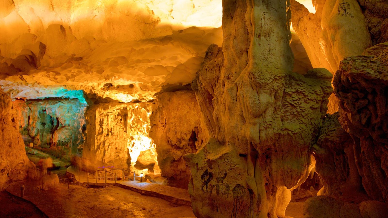 À l'intérieur de la grotte de Sung Sot
